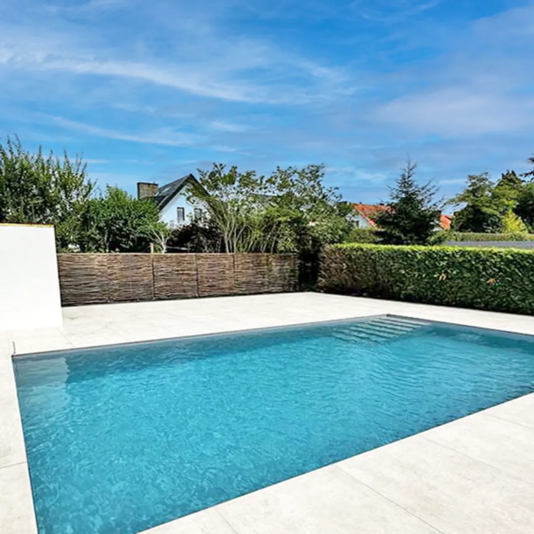 Piscine sur mesure réalisée par Batiscar Rénovation dans le cadre d'un projet d'aménagement extérieur