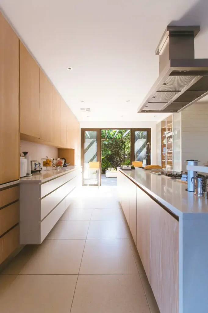 Une cuisine moderne rénovée avec des tons chaleureux de bois et de blanc